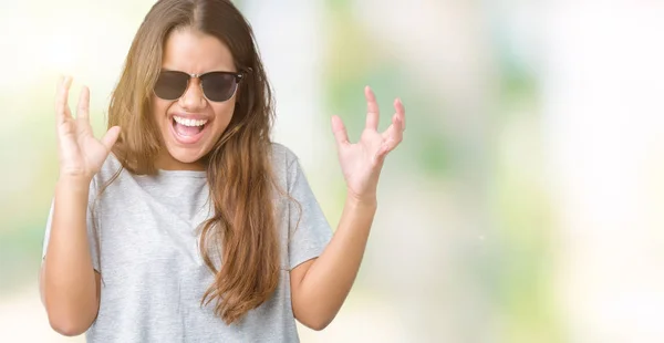 Junge Schöne Brünette Frau Mit Sonnenbrille Über Isoliertem Hintergrund Feiert — Stockfoto