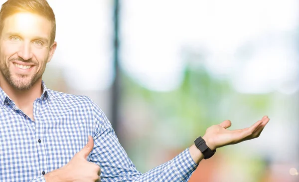 Schöner Geschäftsmann Mit Blauen Augen Der Die Handfläche Zeigt Und — Stockfoto