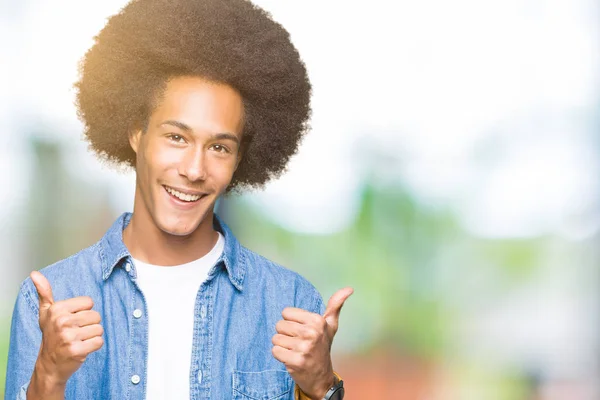 Unga Afroamerikanska Man Med Afrohår Framgång Skylt Gör Positiv Gest — Stockfoto