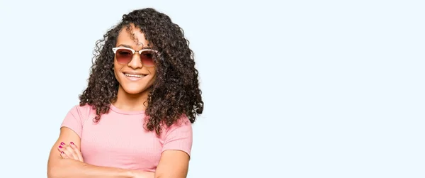 Junge Schöne Frau Mit Lockigem Haar Rosa Sonnenbrille Glückliches Gesicht — Stockfoto