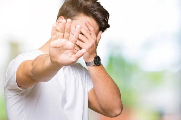 Joven Hombre Guapo Vistiendo Una Camiseta Blanca Sobre Fondo Aislado — Foto de Stock