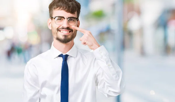 Jonge Knappe Business Man Dragen Bril Geïsoleerde Achtergrond Pointing Met — Stockfoto