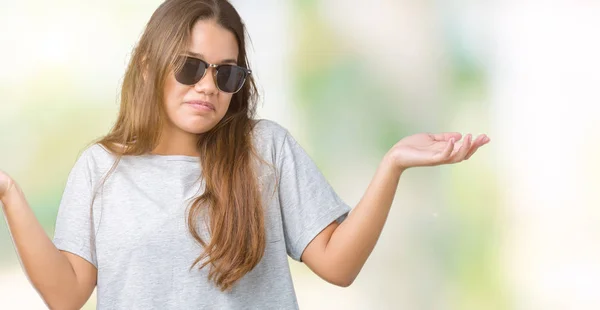 Joven Mujer Morena Hermosa Con Gafas Sol Sobre Fondo Aislado — Foto de Stock