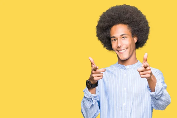 Mladý Američan Afričana Muž Afro Vlasy Ukazovat Prstem Kameru Šťastný — Stock fotografie
