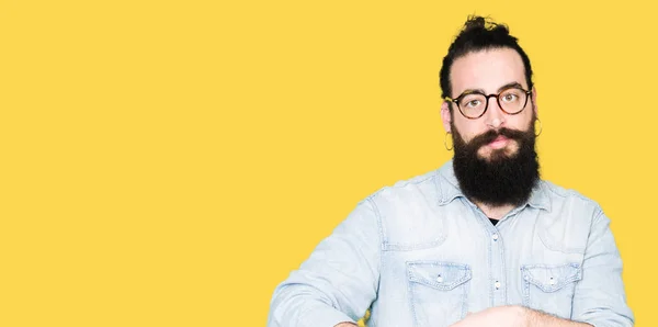 Jonge Hipster Man Met Lange Haren Baard Dragen Van Een — Stockfoto