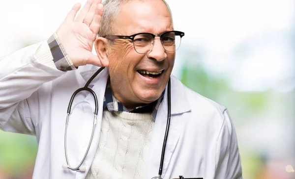 Bonito Médico Sênior Vestindo Casaco Médico Sorrindo Com Mão Sobre — Fotografia de Stock