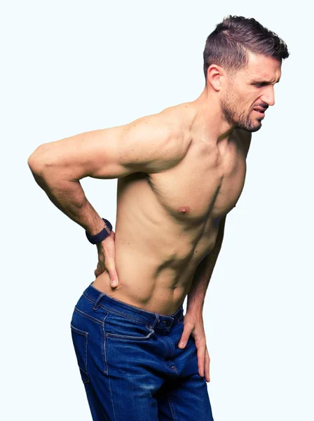 英俊的无袖男子显示裸体胸部背痛 用手触摸背部 肌肉疼痛 — 图库照片