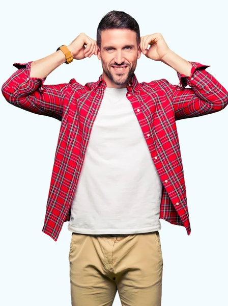 Homem Bonito Vestindo Camisa Casual Sorrindo Puxando Orelhas Com Dedos — Fotografia de Stock