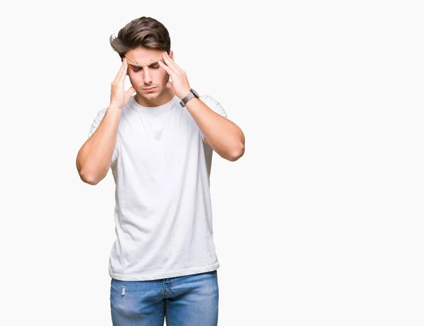 年轻英俊的男子穿着白色 T恤在孤立的背景下 手头疼痛的头部 因为压力 患偏头痛 — 图库照片