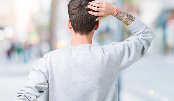 Junger Gutaussehender Mann Trägt Sweatshirt Über Isoliertem Hintergrund Und Denkt — Stockfoto