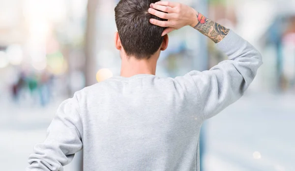 Joven Hombre Guapo Usando Sudadera Sobre Fondo Aislado Hacia Atrás — Foto de Stock