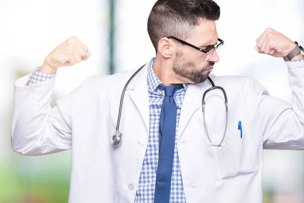 Guapo Joven Doctor Hombre Sobre Aislado Fondo Mostrando Brazos Músculos — Foto de Stock