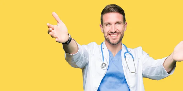 Knappe Dokter Man Medische Uniform Dragen Geïsoleerde Achtergrond Kijken Naar — Stockfoto