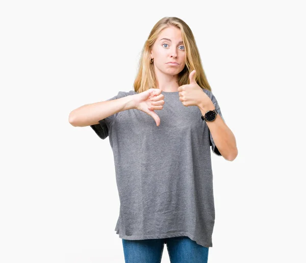 Mulher Bonita Vestindo Camiseta Casual Oversize Sobre Fundo Isolado Fazendo — Fotografia de Stock