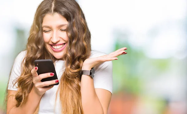 Νεαρή Ενήλικη Γυναίκα Χρησιμοποιώντας Smartphone Πολύ Χαρούμενος Και Ενθουσιασμένος Νικητής — Φωτογραφία Αρχείου