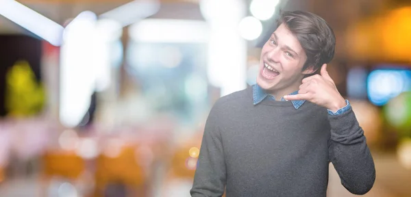 Homem Elegante Bonito Jovem Sobre Fundo Isolado Sorrindo Fazendo Gesto — Fotografia de Stock