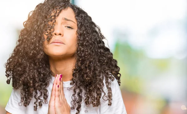 Gyönyörű Fiatal Visel Fehér Póló Koldulás Imádkozik Együtt Remény Kifejezés — Stock Fotó