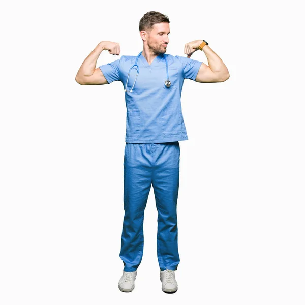 Stilig Läkare Man Bär Medicinsk Uniform Över Isolerade Bakgrund Visar — Stockfoto