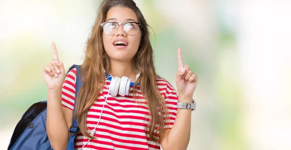 Jovem Bela Estudante Morena Usando Fones Ouvido Mochila Sobre Fundo — Fotografia de Stock