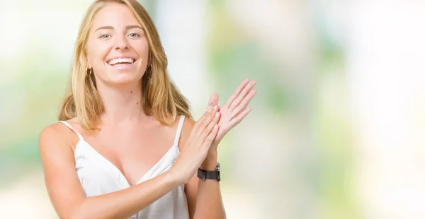 Krásná Mladá Žena Nad Izolované Pozadí Clapping Tleskají Šťastné Radostné — Stock fotografie