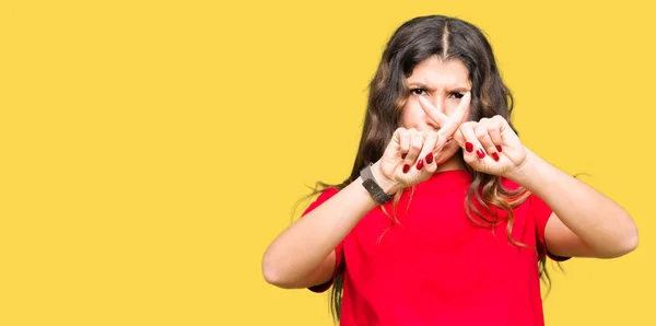 Jovem Mulher Bonita Vestindo Shirt Casual Expressão Rejeição Cruzando Dedos — Fotografia de Stock