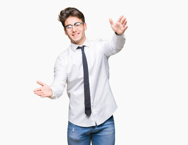 Junger Geschäftsmann Mit Brille Vor Isoliertem Hintergrund Der Mit Offenen — Stockfoto