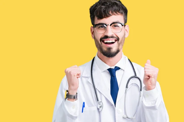 Joven Doctor Con Abrigo Hospital Sobre Fondo Aislado Celebrando Sorprendido —  Fotos de Stock