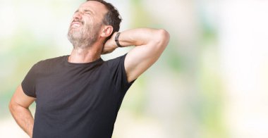 Yakışıklı orta yaş ağarmış komuta sizde izole üzerinde arka plan ile el, kas ağrısı boyun dokunmadan acı boyun ağrısı yaralanma,