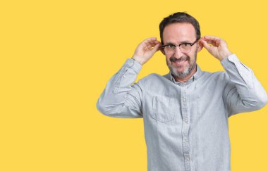 Parmak, komik jest ile izole arka plan gülen çekerek kulakları üzerinde gözlük takan yakışıklı orta yaş zarif komuta sizde. Seçmelere sorun