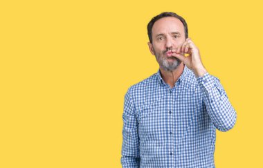 Yakışıklı orta yaş zarif komuta sizde izole arka plan ağız ve dudaklar üzerinde parmak ile ZIP olarak kapatın. Gizli ve sessiz, tabu söz