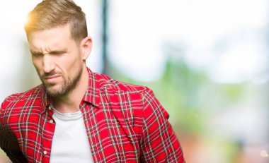 Rahat gömlek giyen yakışıklı adam Sırt ağrısı acı, el ile geri dokunmadan, kas ağrısı