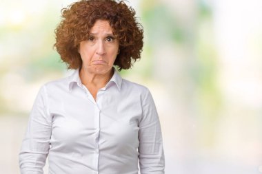 Kızgın ve korkmuş ağlayan güzel orta ager üst düzey businees kadın depresif izole arka plan ve sıkıntı, endişe içinde. Üzgün ifade.
