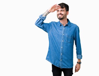 Yakışıklı delikanlı izole arka plan çok mutlu ve gülümseyen uzakta el ile üzerine kafa seyir üzerinde. Arama kavramı.