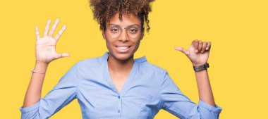 Güzel genç Afro-Amerikan iş kadını gösterilen ve parmakları ile işaret izole arka plan üzerinde kendinden emin ve mutlu gülümseyerek süre 6 numara.