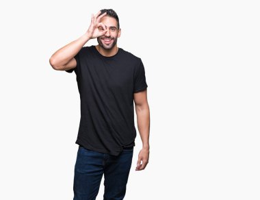 Genç yakışıklı adam gülümsüyor, parmakları ile mutlu yüz üzerinden seyir göz el ile ok jest yapıyor izole arka plan üzerinde.