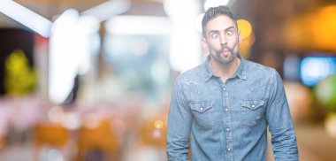 Yakışıklı delikanlı izole arka plan yapma balık yüzüne dudaklı, çılgın ve komik bir jest. Komik ifade.