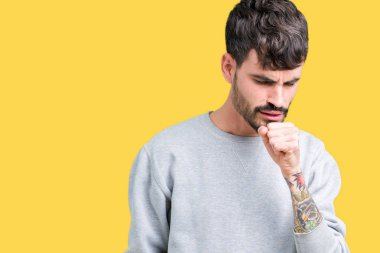 Duygu hasta ve soğuk veya bronşit için semptom olarak öksürük izole arka plan üzerinde sweatshirt giyen genç yakışıklı adam. Sağlık kavramı.