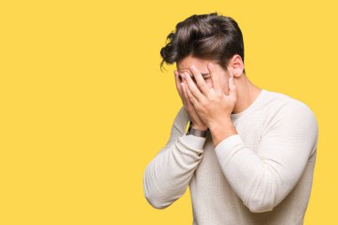 Yakışıklı delikanlı yüzünü elleri ile ağlayarak süre kapsayan üzgün ifade ile izole arka plan üzerinde. Depresyon kavramı.