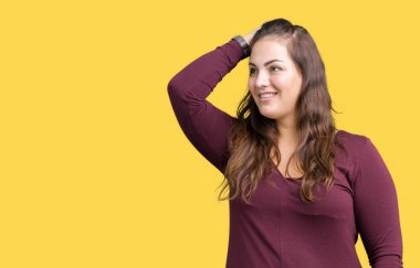 Güzel ve çekici artı boyutu genç kadın hareketi el ile kendine güvenen dokunaklı saç gülümseyerek, çekici poz izole arka plan üzerinde elbise