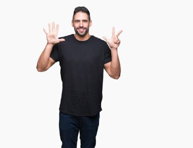 Yakışıklı delikanlı gösterilen ve parmakları ile işaret izole arka plan üzerinde kendinden emin ve mutlu gülümseyerek süre sekiz numara.