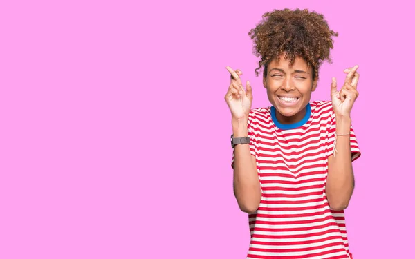 Linda Jovem Afro Americana Sobre Fundo Isolado Sorrindo Cruzando Dedos — Fotografia de Stock