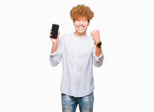 Joven Hombre Guapo Mostrando Pantalla Teléfono Inteligente Gritando Orgulloso Celebrando —  Fotos de Stock