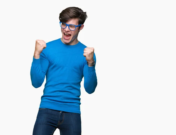 Giovane Bell Uomo Che Indossa Occhiali Blu Sfondo Isolato Celebrando — Foto Stock