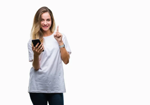 Ung Vacker Blond Kvinna Med Smartphone Isolerade Bakgrund Överraskad Med — Stockfoto