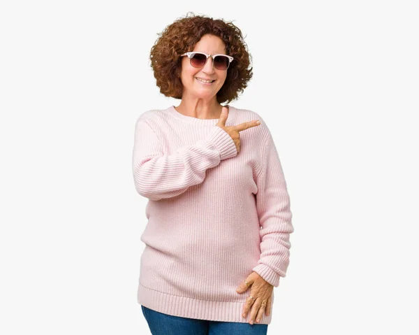 Gyönyörű Középső Ager Vezető Visel Rózsaszín Pulóver Napszemüveg Felett Vidám — Stock Fotó