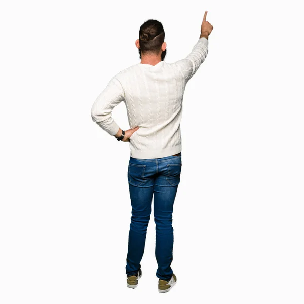 Hipster Młody Człowiek Ubrany Zimowy Sweter Pozowanie Tyłu Wskazując Ręką — Zdjęcie stockowe