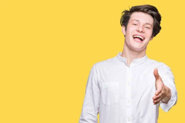 Joven Hombre Negocios Guapo Sobre Fondo Aislado Sonriendo Amistoso Ofreciendo — Foto de Stock