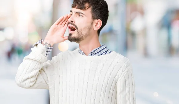 Joven Hombre Guapo Con Suéter Invierno Sobre Fondo Aislado Gritando —  Fotos de Stock