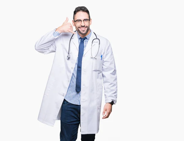 Bonito Jovem Médico Homem Sobre Fundo Isolado Sorrindo Fazendo Gesto — Fotografia de Stock