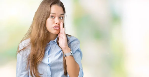 Jonge Mooie Brunette Zakenvrouw Geïsoleerde Achtergrond Hand Mond Vertellen Geheime — Stockfoto